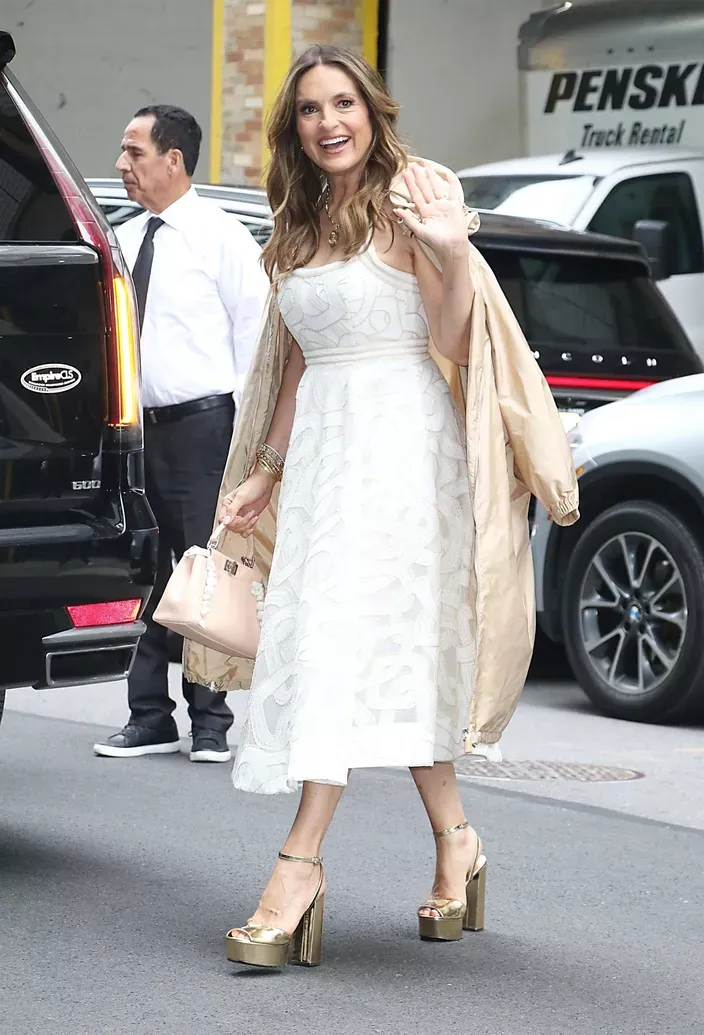 Mariska Hargitay in gold platform sandals - photo 14