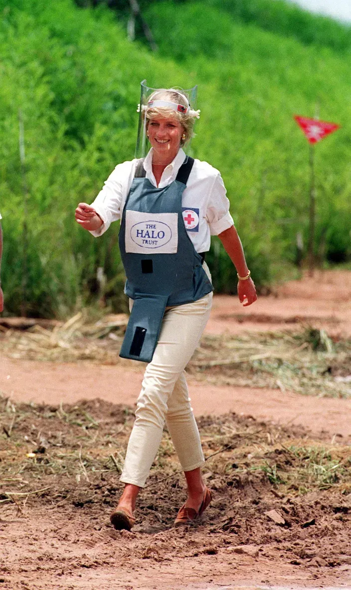 Lady Diana visiting a minefield in Dirico, Angola, January 15, 1997 - photo 8
