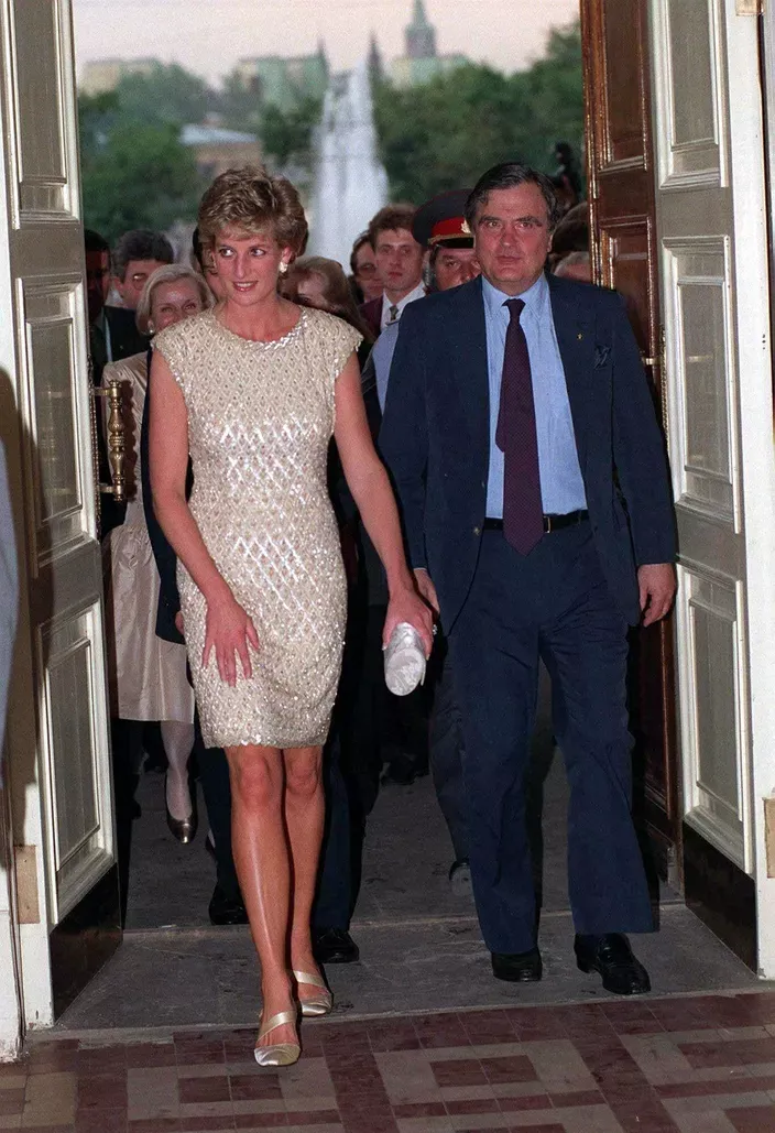 Lady Diana in a tight gold dress in Moscow, June 16, 1995 - photo 21