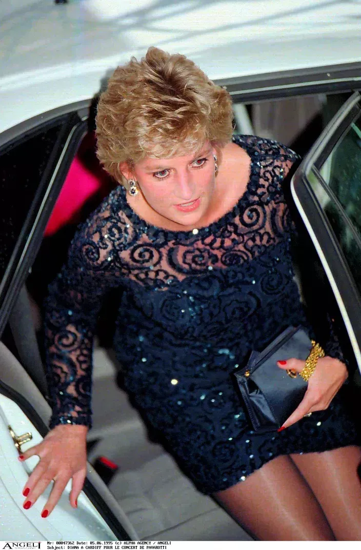 Lady Diana in a short lace dress at Pavarotti's concert, June 5, 1995 - photo 15