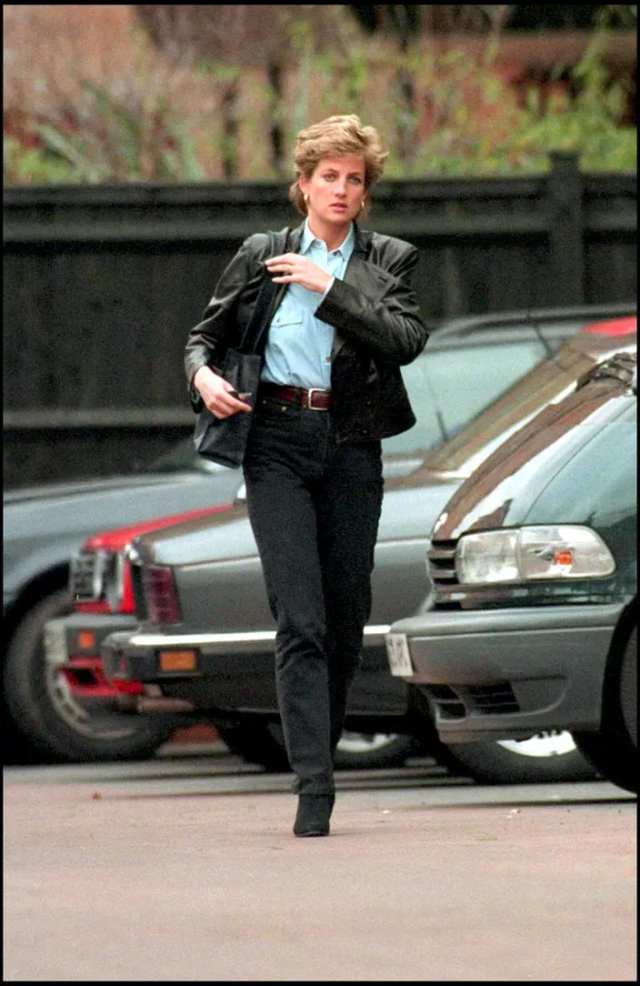 Lady Diana dared to wear a masculine look on the streets of London on January 14, 1995. - photo 12