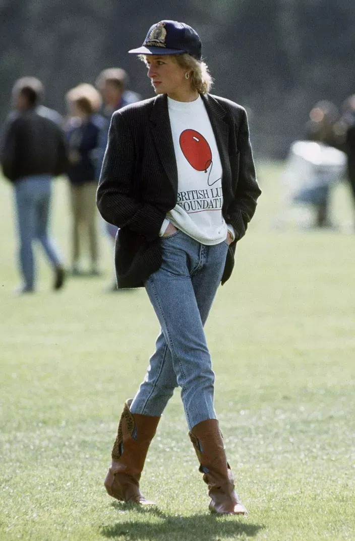 Lady Diana in a blazer, sweatshirt and cowboy boots to attend a polo match, May 2, 1988 - photo 10