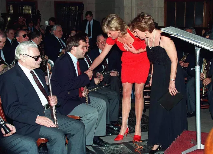 Lady Diana in a tight dress at the premiere of the film "I Love & War", February 13, 1997 - photo 13