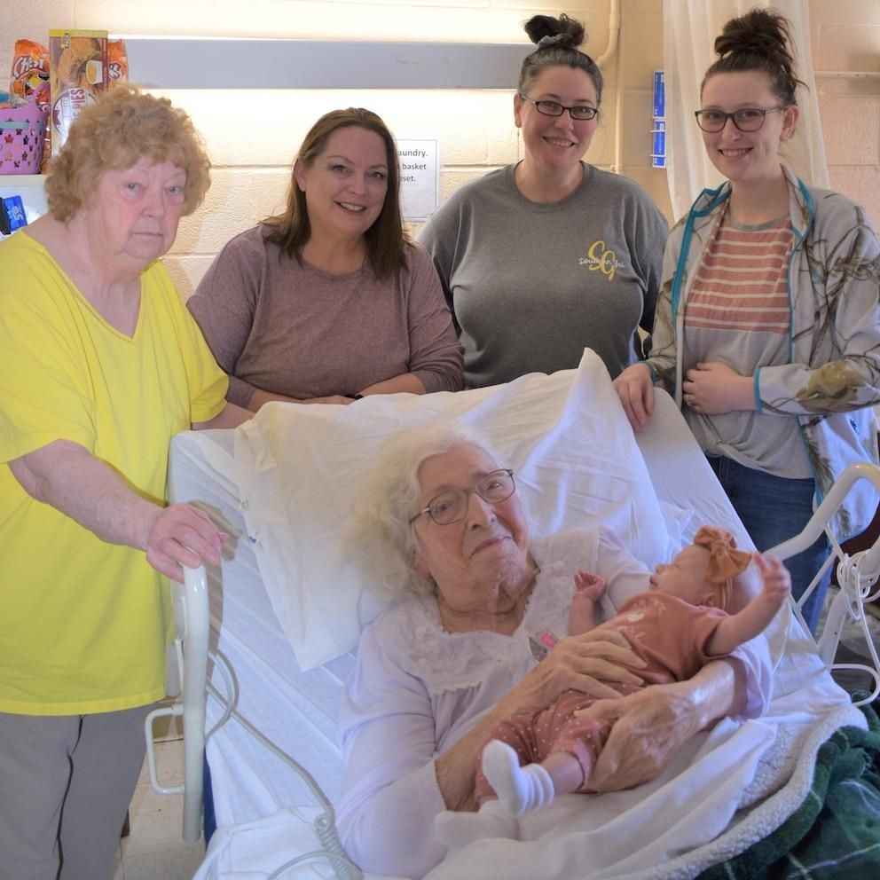 MaeDell Hawkins, 98, met her great-great-great-granddaughter, Zhavia Whitaker, seven weeks old. Six generations in one photo.