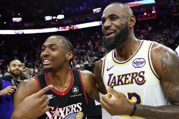LeBron James returning to Cleveland during Lakers vs Cavaliers game