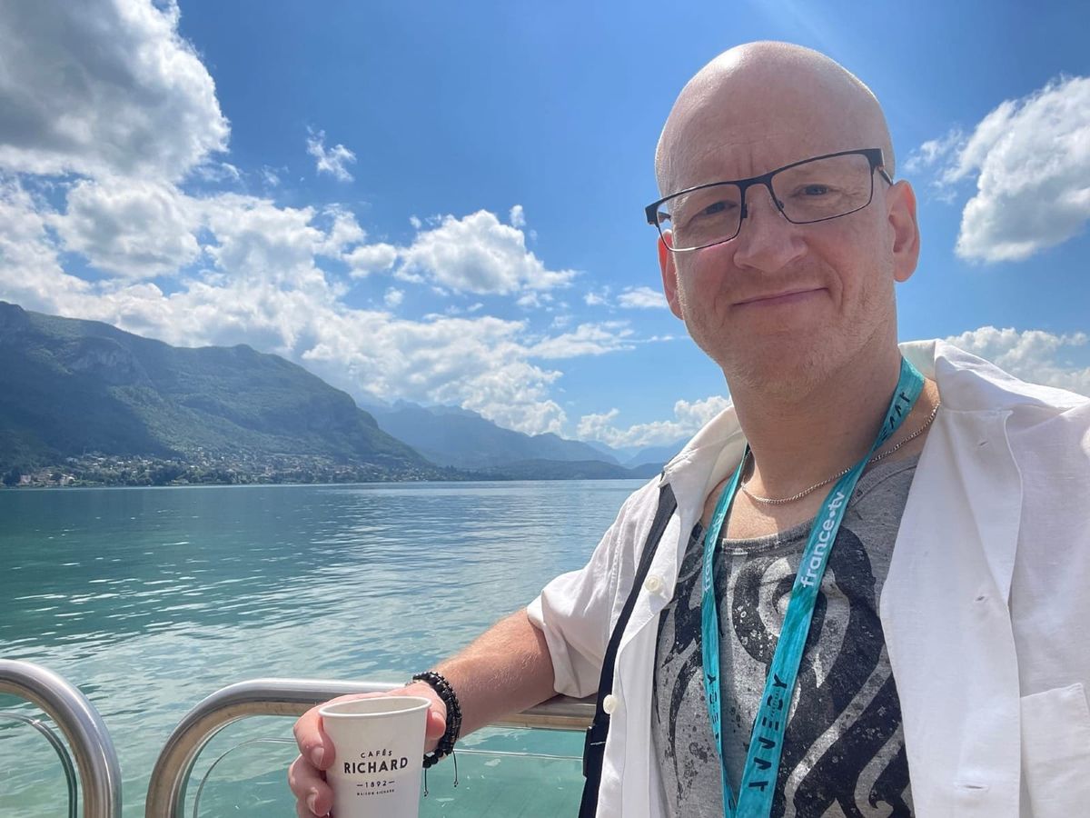 This is Jay. Chilling by the lake in Annecy. Wondering if he has been stood up for a meeting.