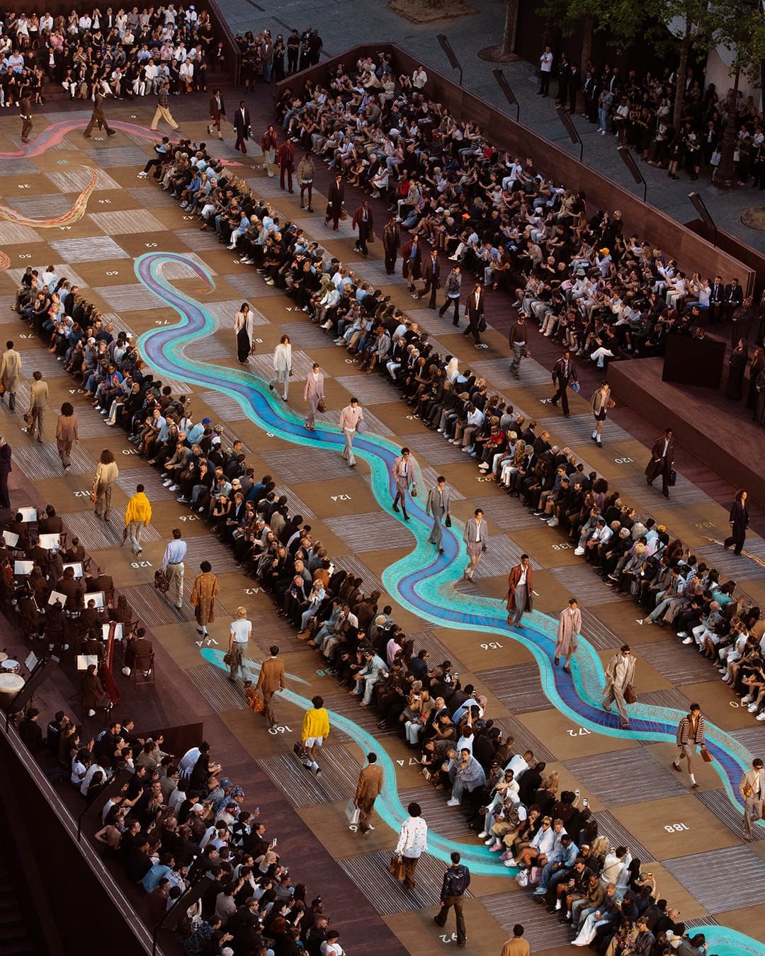 LV男裝騷場景是來自古印度棋藝？