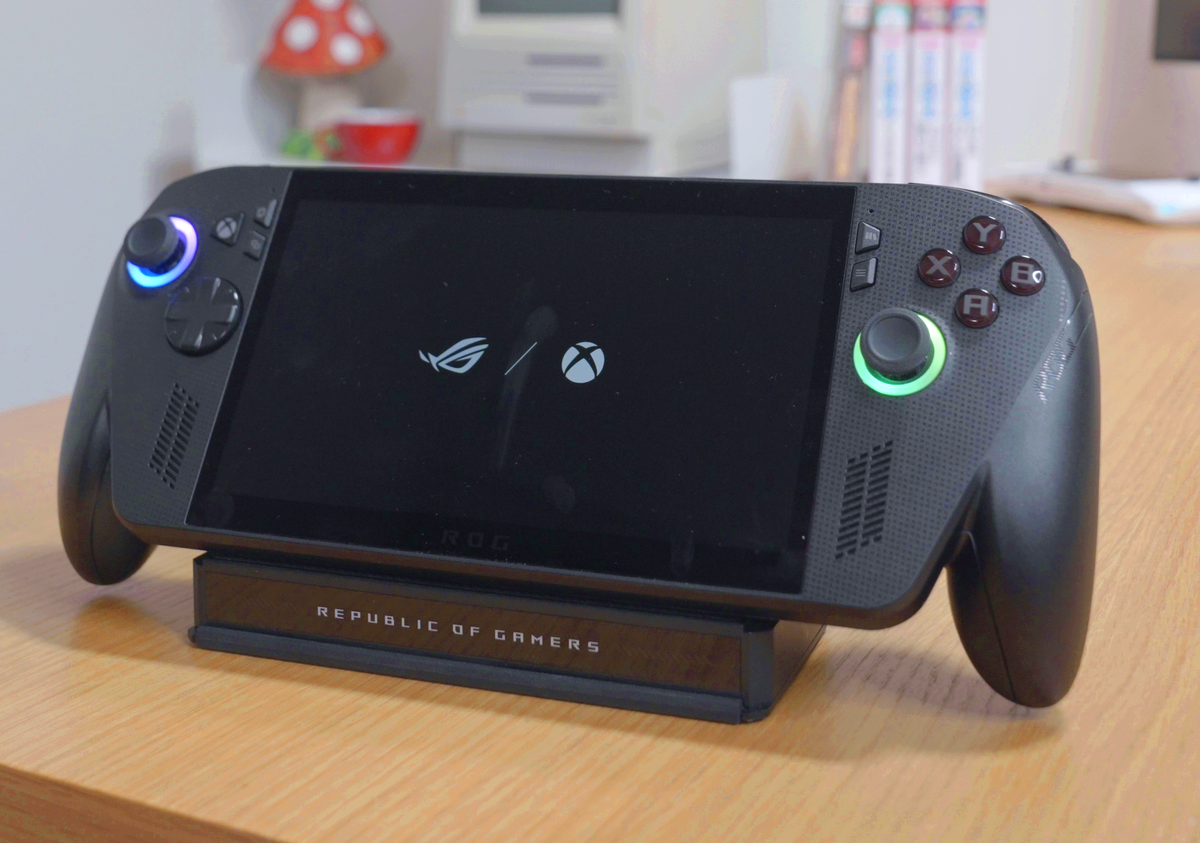 實測最強手提電競遊戲機 ROG Xbox Ally系列！電量高出一倍 便攜暢玩Xbox Game Pass Ultimate