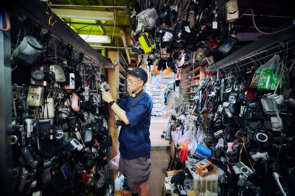 跟70後懷舊產物收藏家去鴨寮街買二手相機 推薦深水埗小店 解構稀有音樂播放器藏品