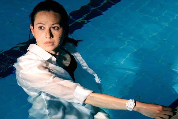 何詩蓓與Chanel J12腕錶的水中時間軌跡