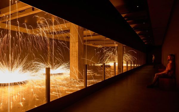 在美術館玩火！  挑戰物理極限