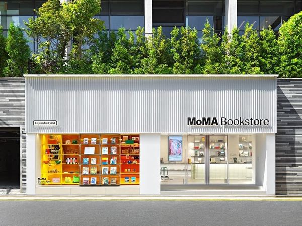 MoMA全球首間獨立書店開業！全因這張卡？