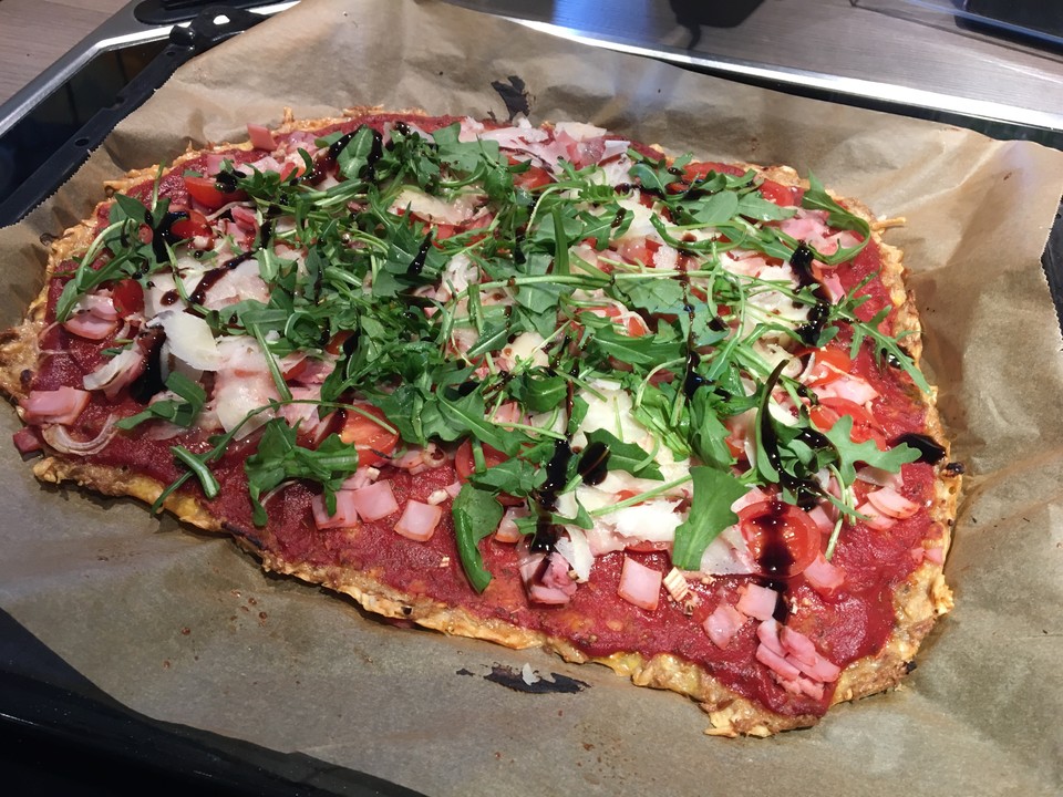 997542 960x720 pizza ohne mehl mit thunfisch und m.jpg