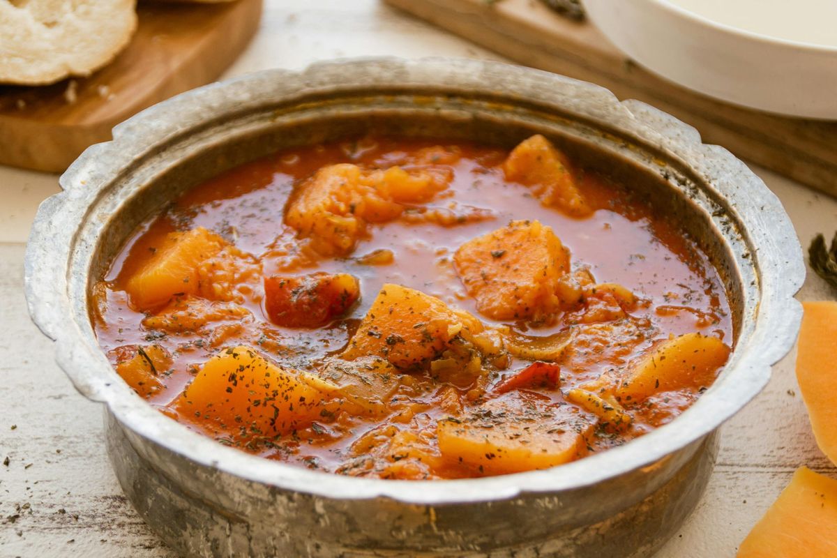 Herzhaftes Gulaschsuppen-Rezept: Mit Kartoffeln, zartem Fleisch & einem Hauch Kohl: perfekt für kalte Tage!