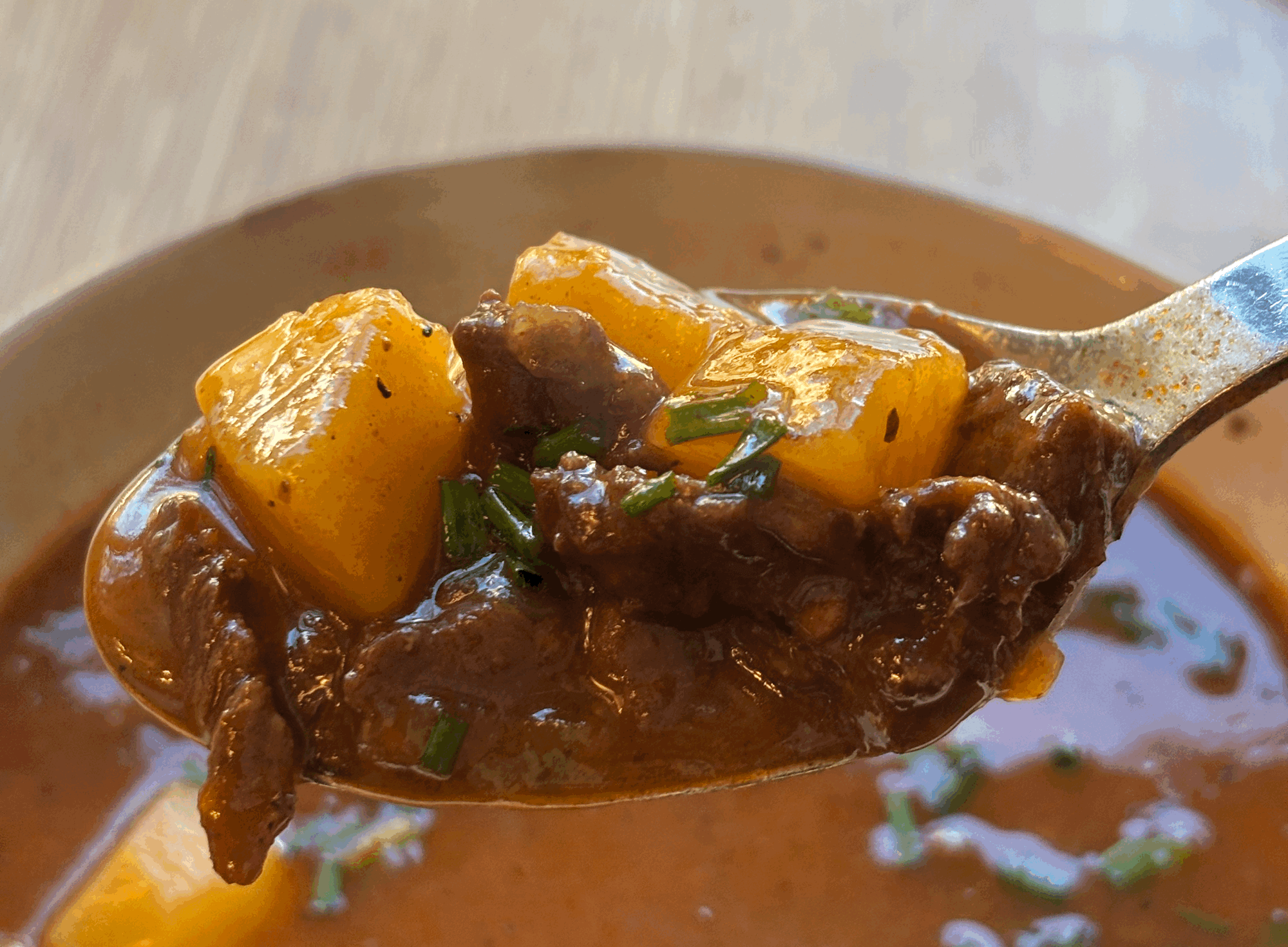 Herzhafter Rindsgulasch mit Kartoffeln: Wärmender Genuss für Herbst & Winter