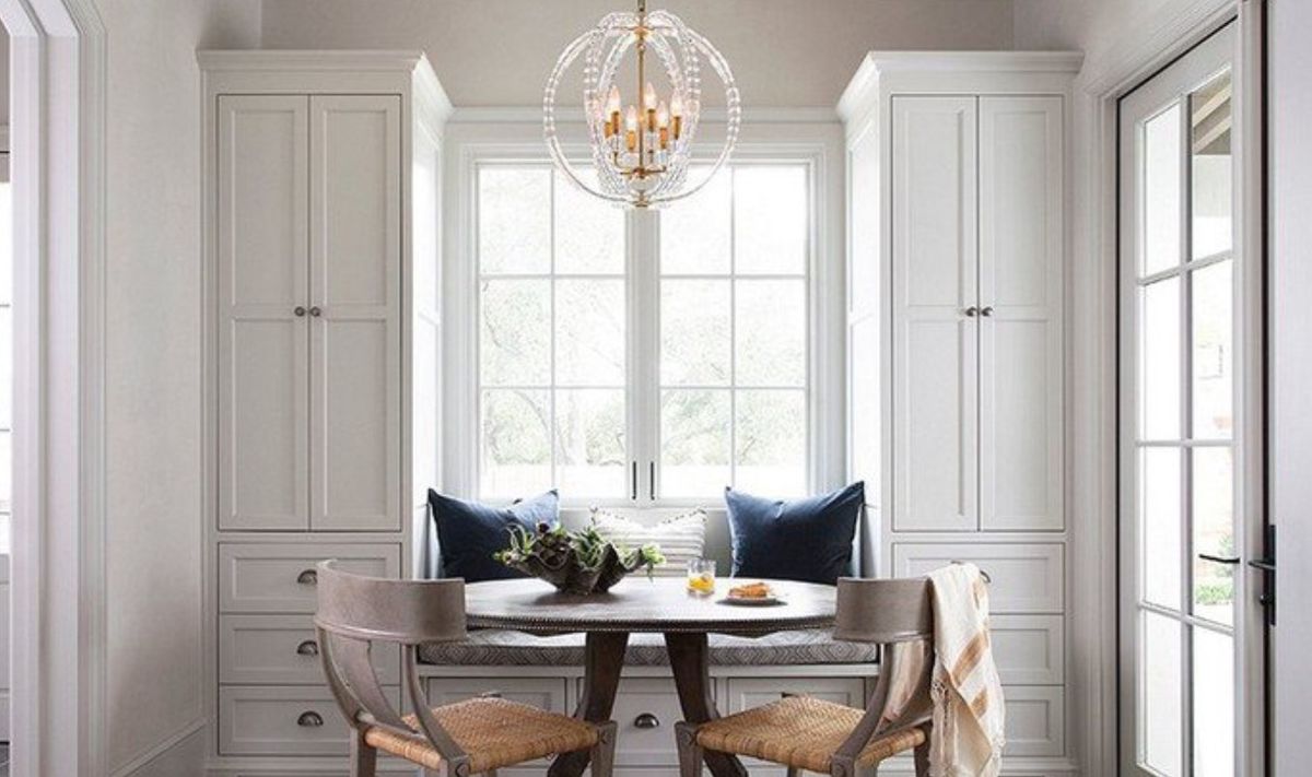 Schönes und gemütliches Sitzen am Fenster :)