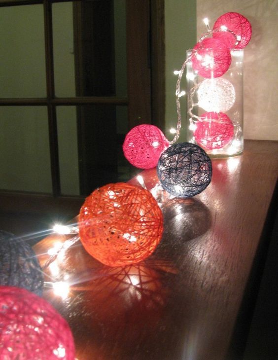 Fotoanleitung: Dekorative Lichterkette mit Garnfadenkugeln :)