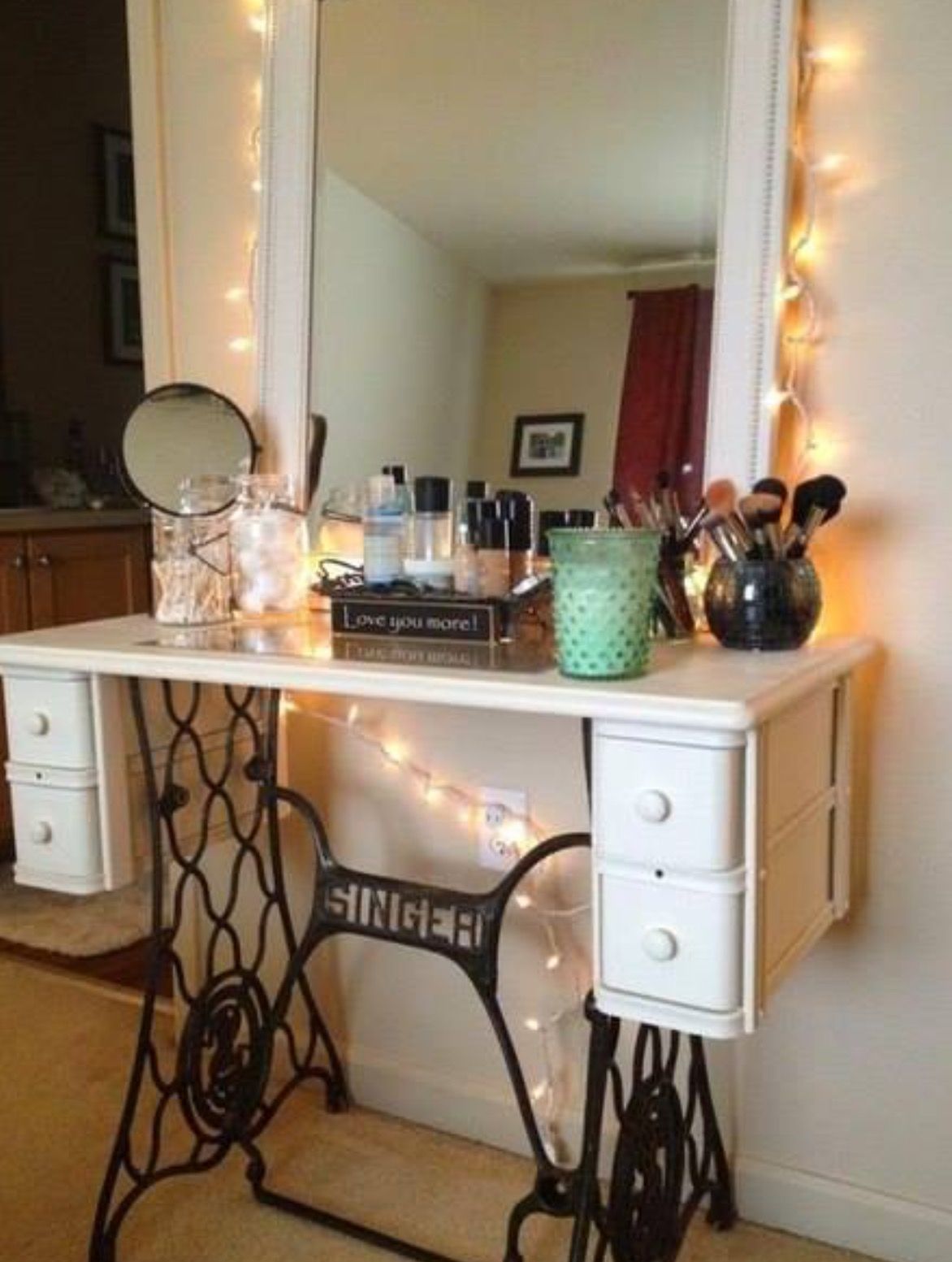 Die alte Nähmaschine als Möbel wiederverwenden :)