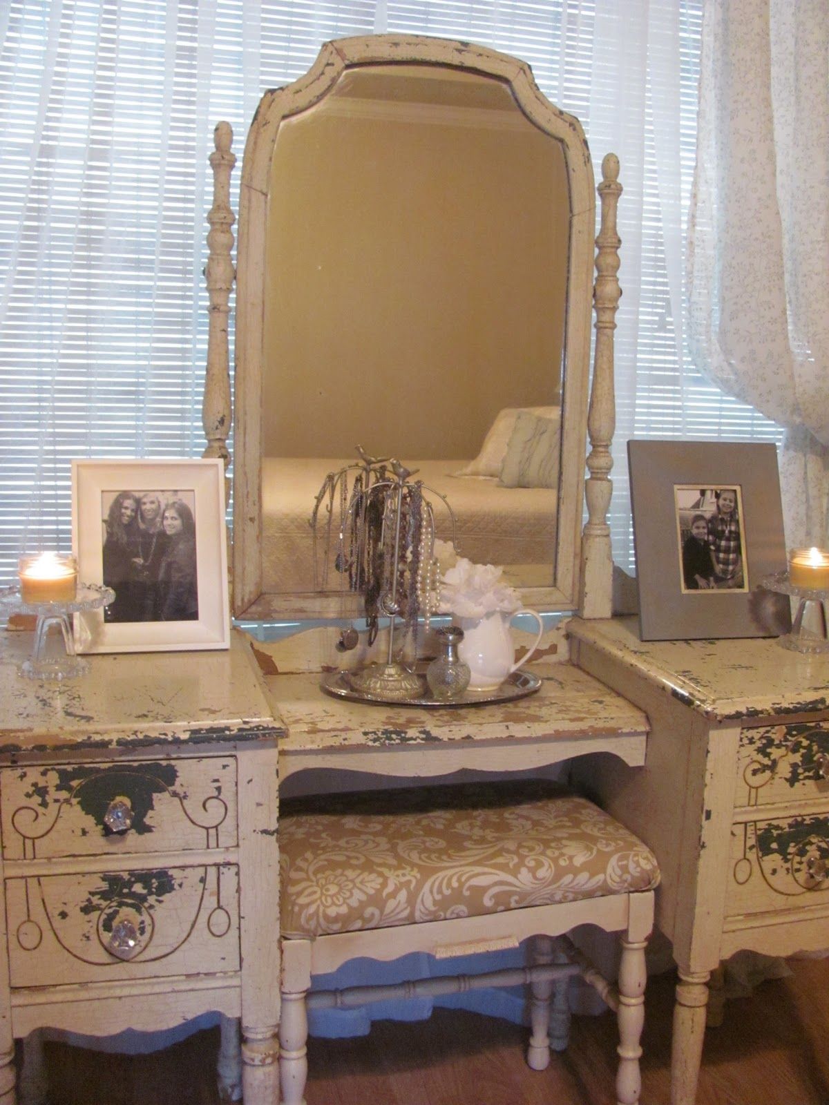 Vintage-Schminktisch als ein wunderschönes Möbelstück :)