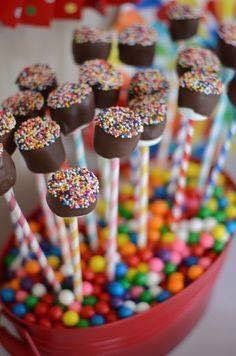 Bunte Pop Cakes schön anrichten