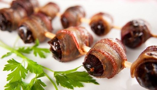 Gegrillte Datteln im  Speckmantel