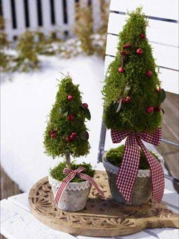 Interessante Weihnachtsbäume aus natürlichen Materialien