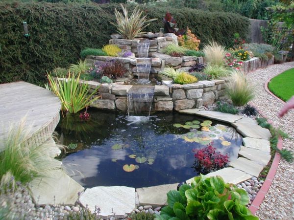 Kleiner Wasserfall im Garten :)