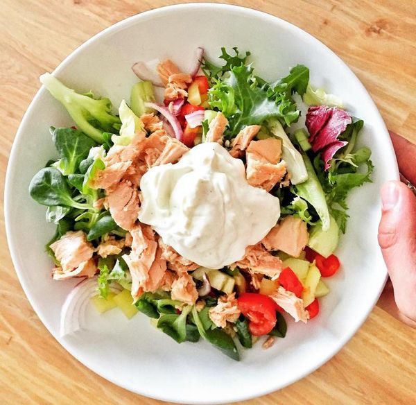Blitzschnelles Mittagessen: Salat mit Thunfisch und Joghurtdressing :P