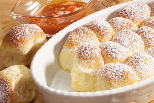 Klassische Buchteln mit Marillenmarmelade