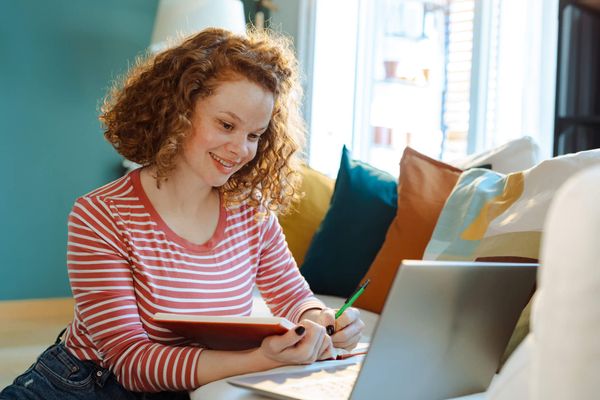 What is a knowledge base? Complete guide + examples for 2025