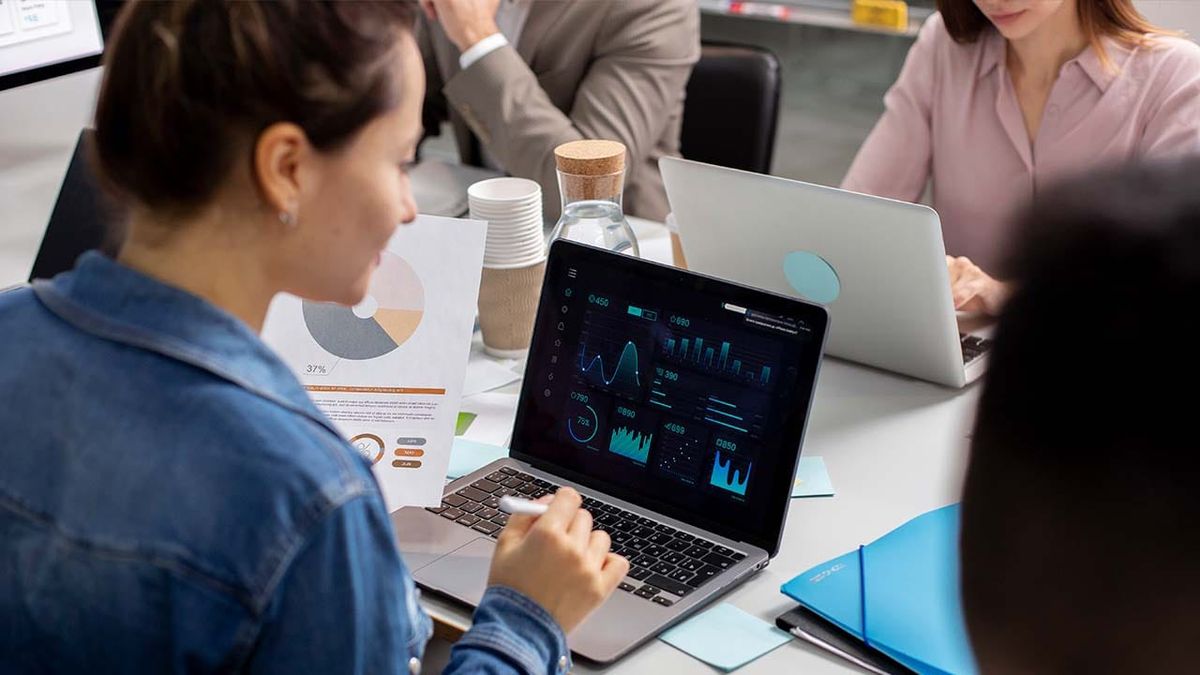 What Is Customer Churn Analysis? A Business Leader's Guide to Keeping Your Best Customers