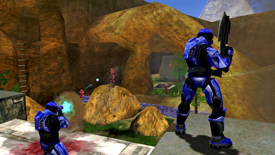 Blue Chiefs shoot at Red Chiefs in Halo's multiplayer.