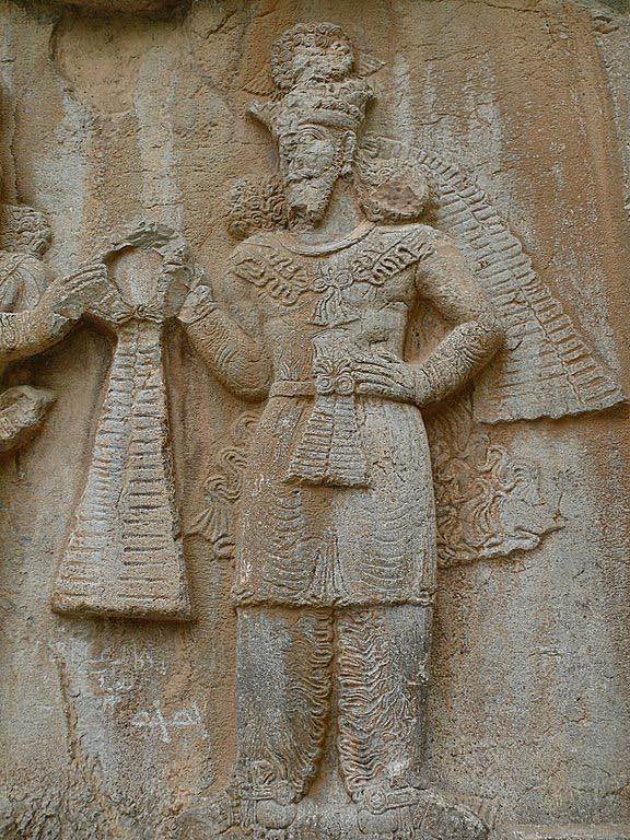 Representación Ahura Mazda Relieve de piedra en el que se puede apreciar una representación del dios zoroastriano Ahura Mazda