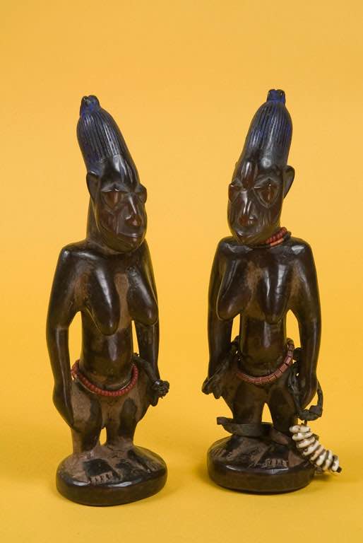 Estatuas de gemelos relacionados con los gemelos en la tradición Yoruba