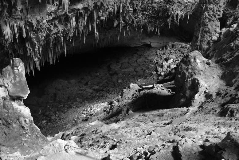 Cueva Según los babilonios y asirios, cualquier foso o cueva podía servir como puerta de entrada a la Tierra Oscura su inframundo subterráneo.