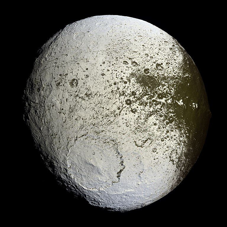 Jápeto la luna de Saturno vista desde la sonda Cassini. Vía NASA.