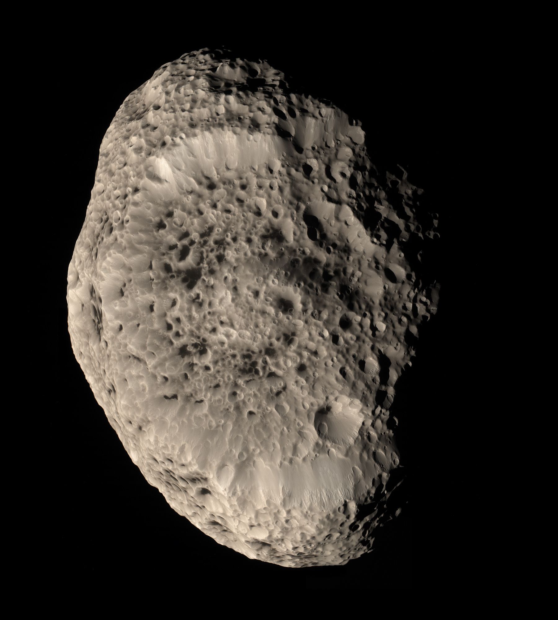Imagen a color real de Hiperión, luna irregular de Saturno.