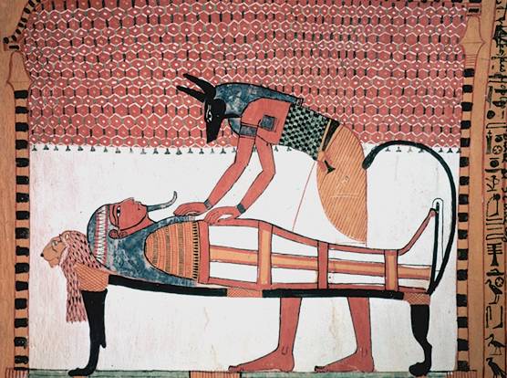 Fragmento del mural presente en la tumba de Sennedjem, en el que se puede ver a Anubis cuidando a la momia del difunto. Vía Wikimedia Commons.