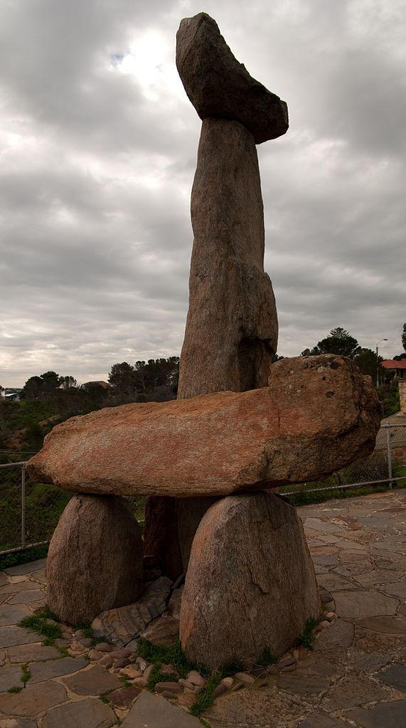 Estatua en honor a Tjilbruke, que es una de las figuras más importantes en las historias del tiempo del sueño, de los aborígenes Kaurna de la región de Adelaida. fue una figura importante en las historias del Dreamtime de los Kaurna de la región de Adelaida. Esta escultura de John Dowie se encuentra en Kingston Park. En un sitio en donde se supone que Tjilbruke realizó alguna de sus más formidables acciones.