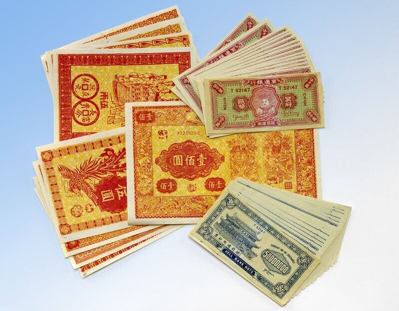 4 amuletos de papel rojo con impresión de oro, cada uno contiene 4 hojas de papel amarillo con impresión roja. En la cubierta roja, además del texto, hay también una foto de una familia y de los 8 Inmortales Taoístas. En las hojas interiores amarillas hay en ambos lados un dragón y un fénix.