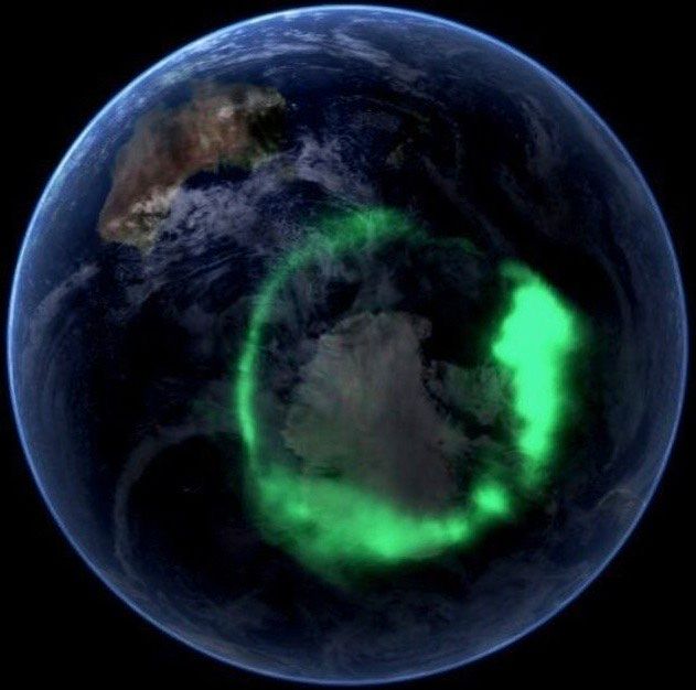 Aurora austral fotografiada alrededor de la Antártida desde un satélite de la NASA.