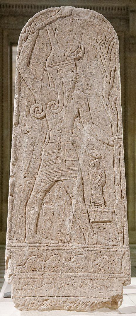 Baal armado con un rayo en una tablilla obtenida de las ruinas de Ugarit.