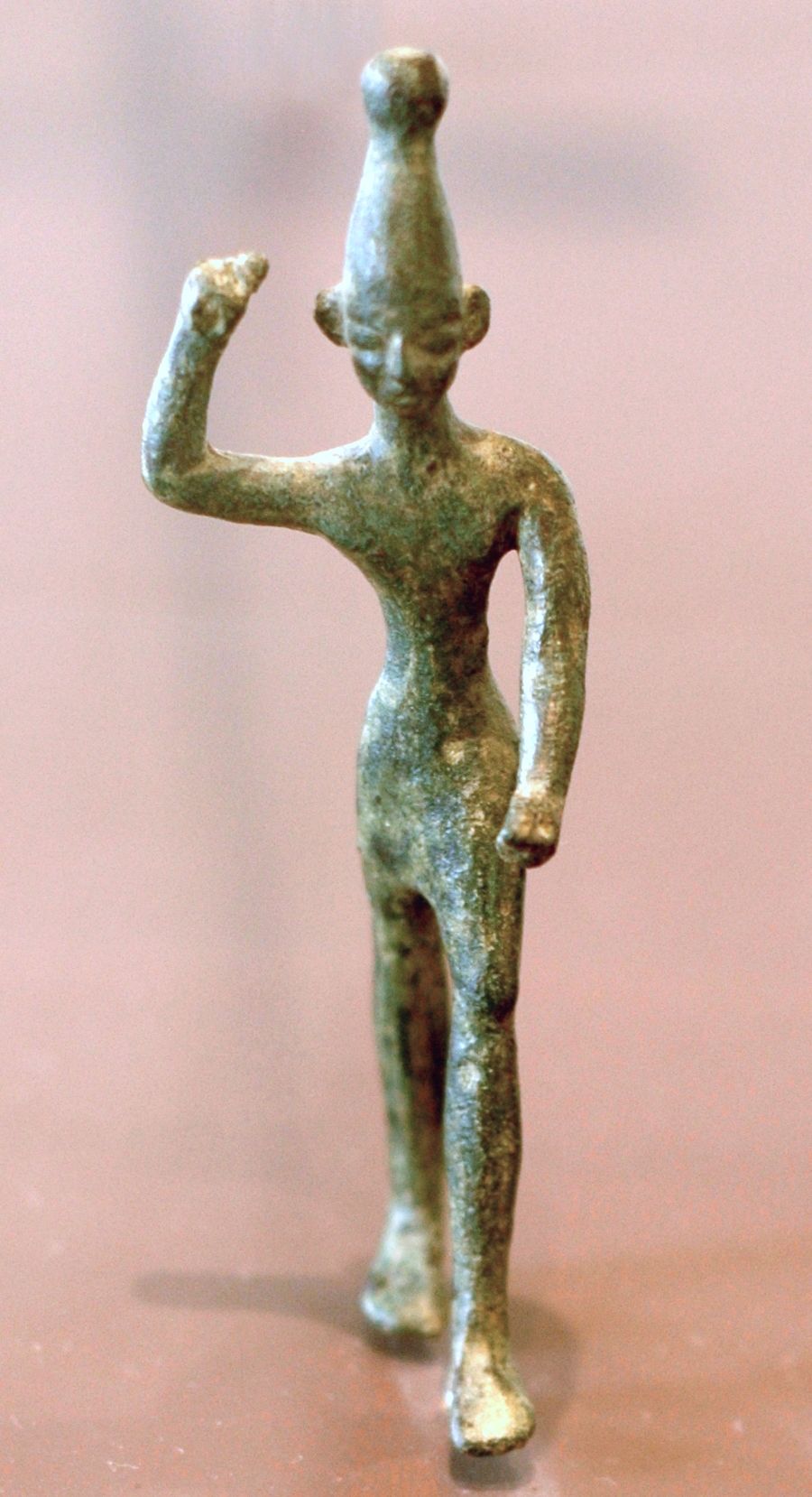 Estatua de Baal representado con su brazo en alto en el que se supone llevaba un rayo, como una deidad asociada con las tormentas y la fertilidad su culto estuvo ampliamente distribuido en Oriente Próximo.