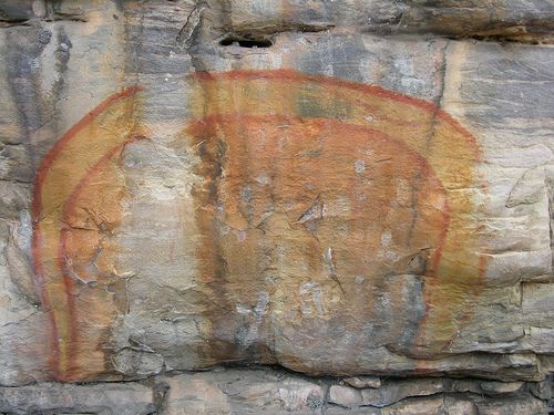 Pintura ruprestre que representa a la mítica Serpiente Arcoiris, uno de los personajes más significativos del Tiempo del Sueño.