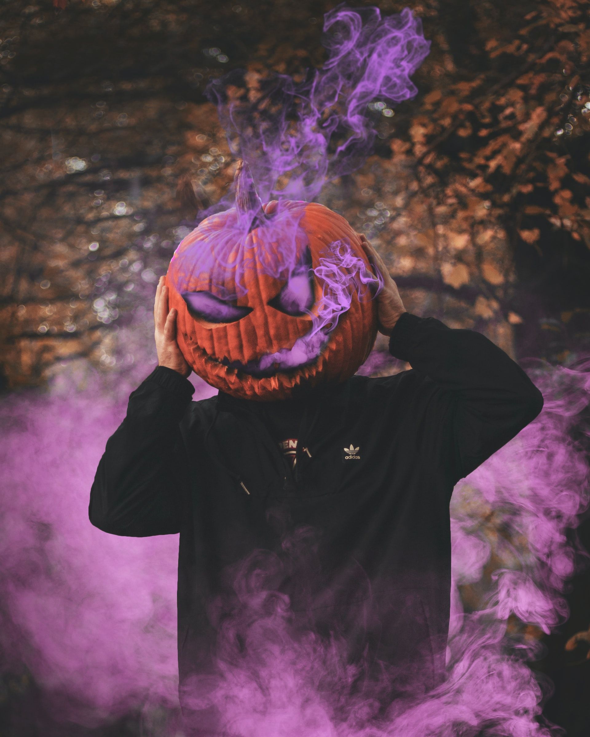 La idea de los disfraces de Halloween seguramente inició como una manera de ahuyentar a los espiritus, aunque la fecha exacta en la que se adopot esta costumbre no esta del todo claro. <span>Photo by <a href="https://unsplash.com/@danny_lincoln?utm_source=unsplash&amp;utm_medium=referral&amp;utm_content=creditCopyText">Daniel Lincoln</a> on <a href="https://unsplash.com/s/photos/halloween?utm_source=unsplash&amp;utm_medium=referral&amp;utm_content=creditCopyText">Unsplash</a></span>