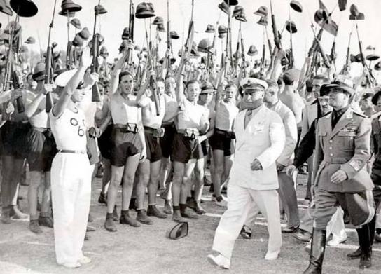 Musolini con las juventudes fascistas, el dictador italiano continuo con la demonización de Dido en pleno siglo XX.