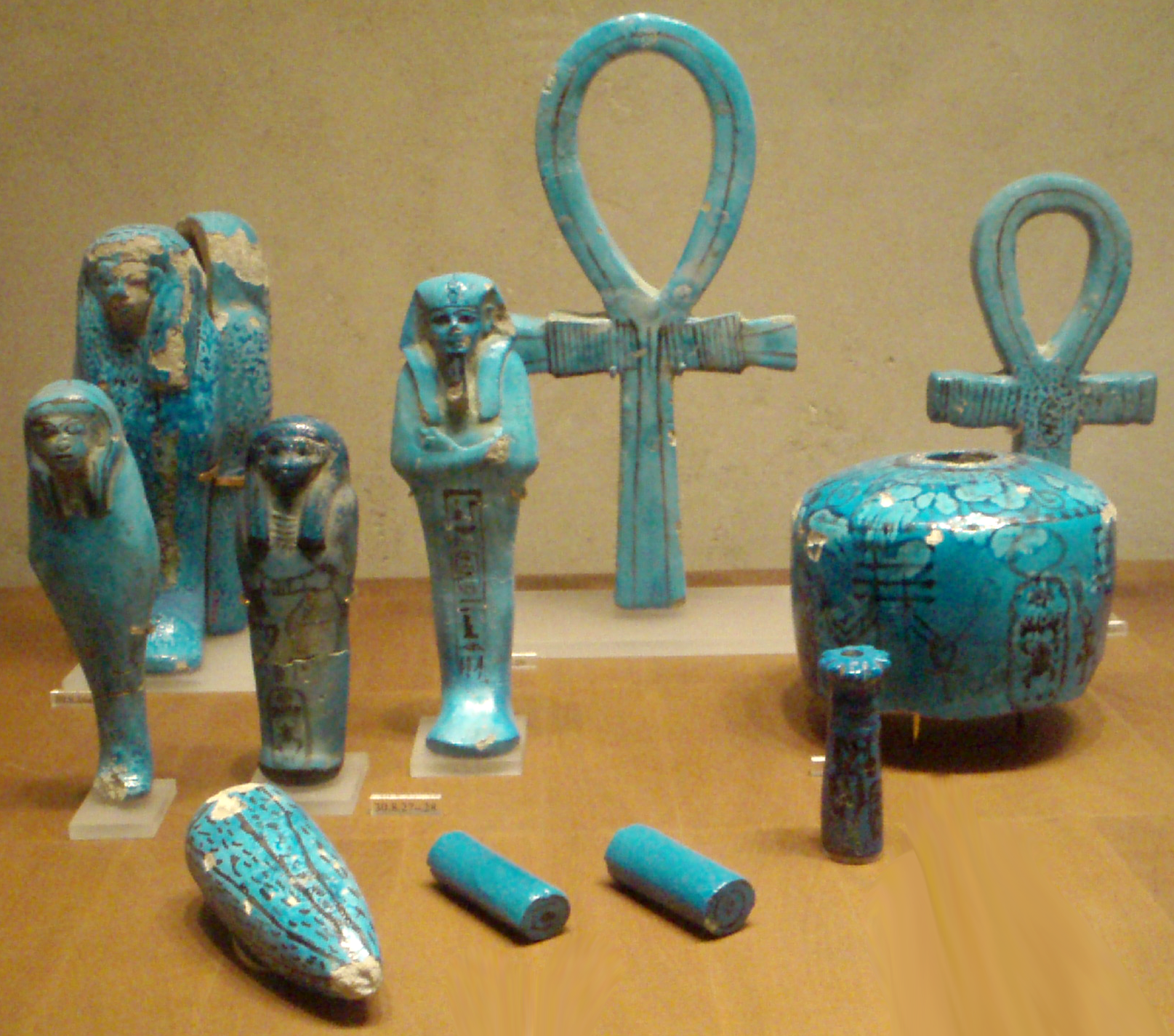 Objetos encontrados en la tumba de Tutmosis IV, se observa el Ankh dentro de los objetos encontrados.