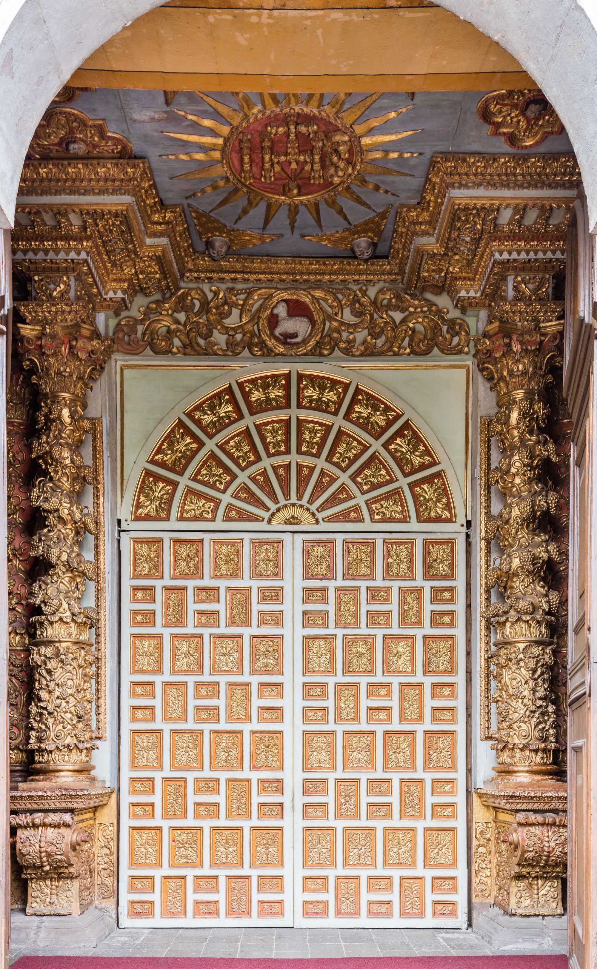 Imagen de un sol que corona uno de los decorados de la Iglesia de La Compañía en Quito-Ecuador