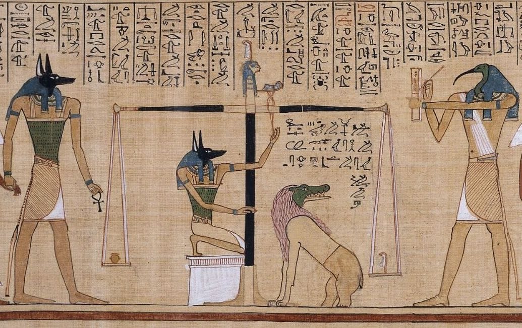 Ilustración del Pesaje del Corazón en el Papiro de Hunefer. Aparecen Anubis junto a la balanza, Thoth registrando el resultado y Ammit esperando para devorar el corazón si no supera la prueba. La escena refleja el juicio del difunto según el Libro de los Muertos del Antiguo Egipto.