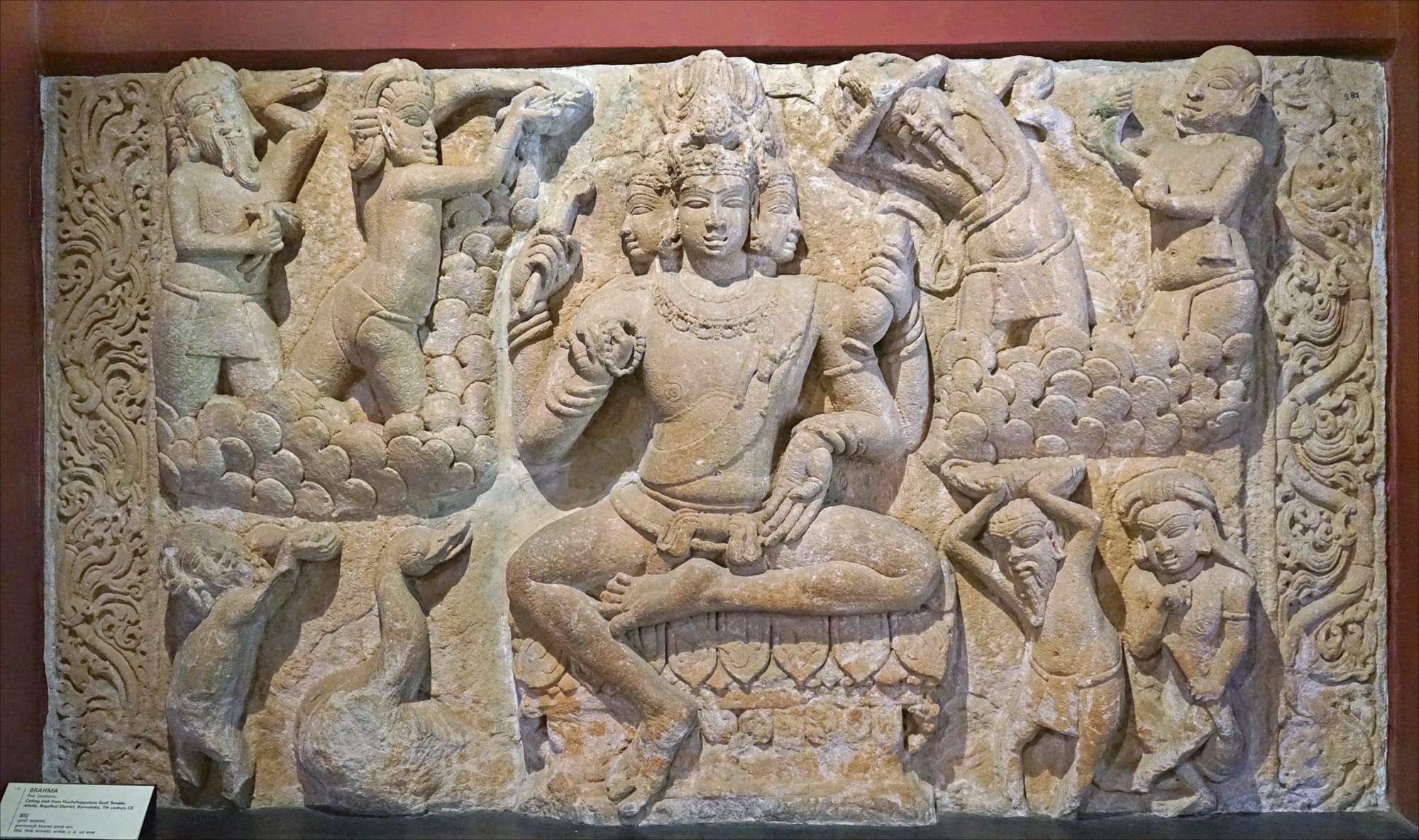 Escultura de Brahma del siglo X en el Museo CSMVS de Mumbai